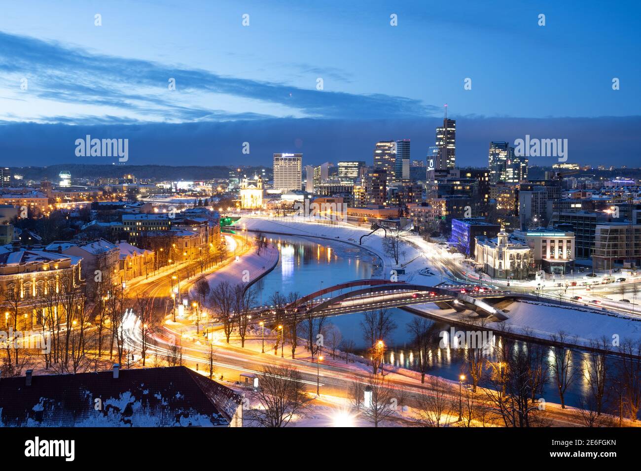 Vilnius, capitale della Lituania, splendido panorama aereo di edifici moderni del distretto finanziario degli affari con fiume e ponte Foto Stock