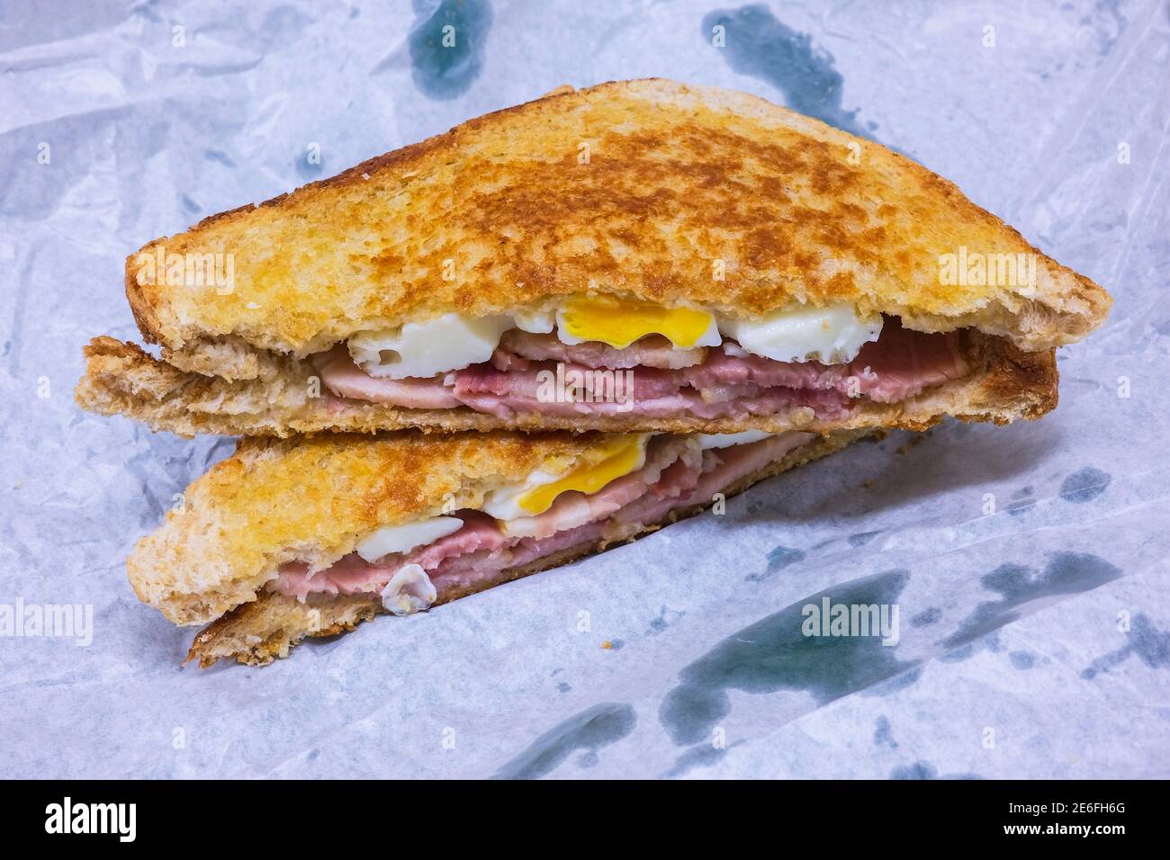 Panino con pancetta e uova tostate Foto Stock