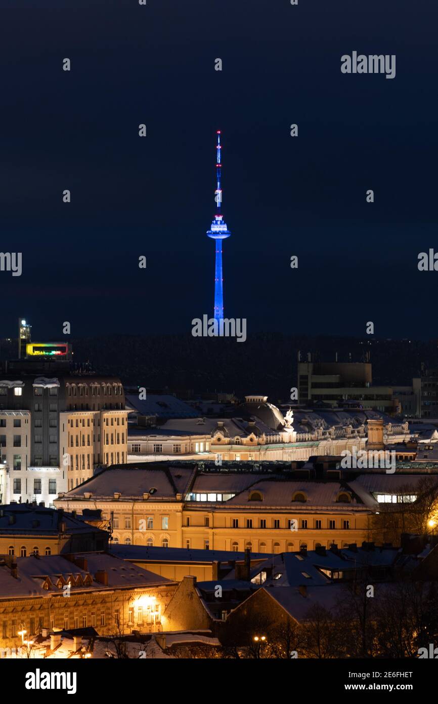 Vilnius vista città con torre TV sullo sfondo in inverno con neve, verticale Foto Stock