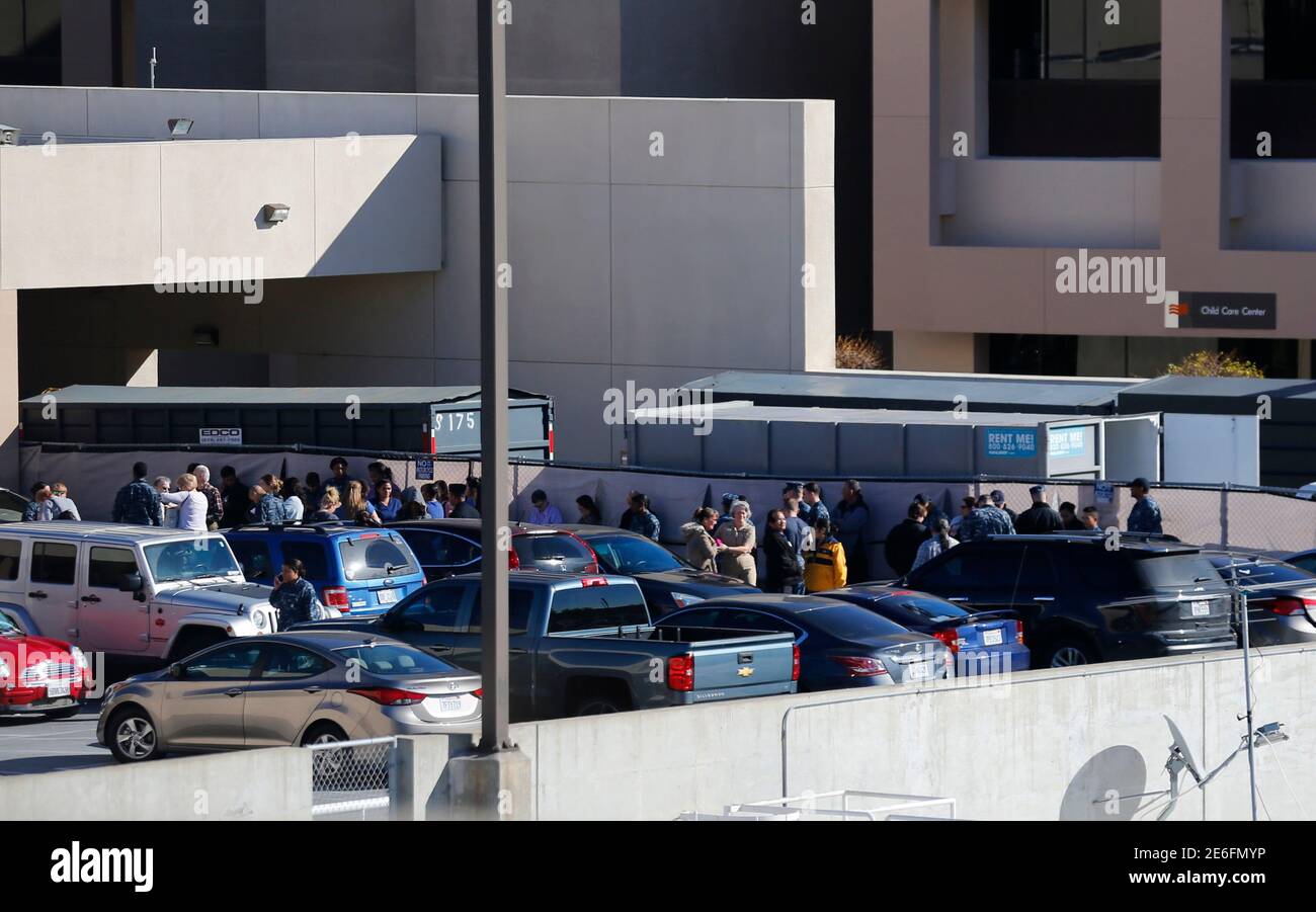 Le persone vengono evacuate da un edificio del Naval Medical Center di San Diego, California, 26 gennaio 2016. Una situazione sparatutto attiva è stata segnalata martedì, secondo un post sulla pagina Facebook del centro medico. REUTERS/Mike Blake Foto Stock