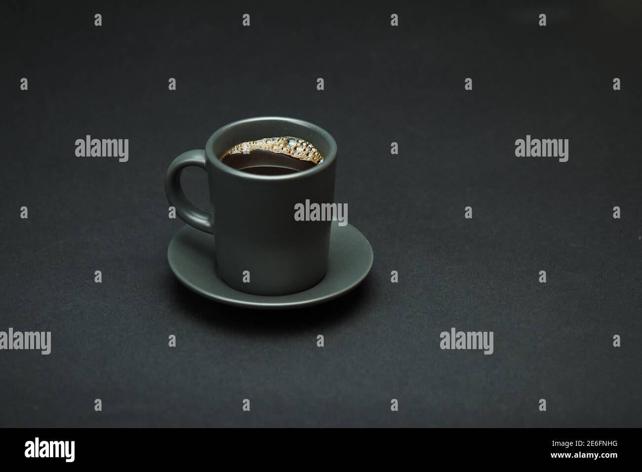 Una tazza di caffè su sfondo nero. Isolato. Primo piano. Foto Stock