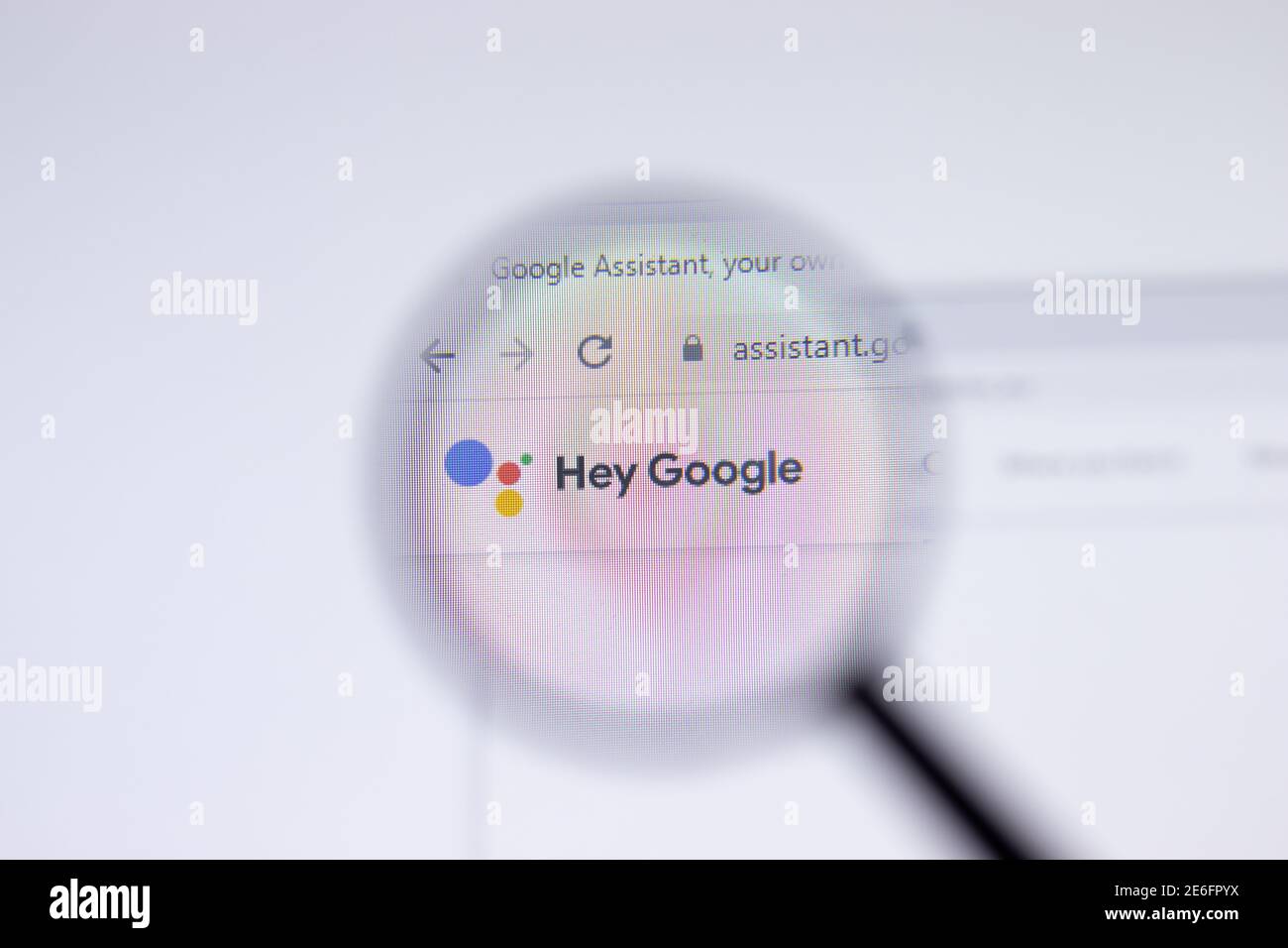 San Pietroburgo, Russia - 28 Gennaio 2021: Hey Google Assistant pagina web con logo primo piano, editoriale illustrativo Foto Stock