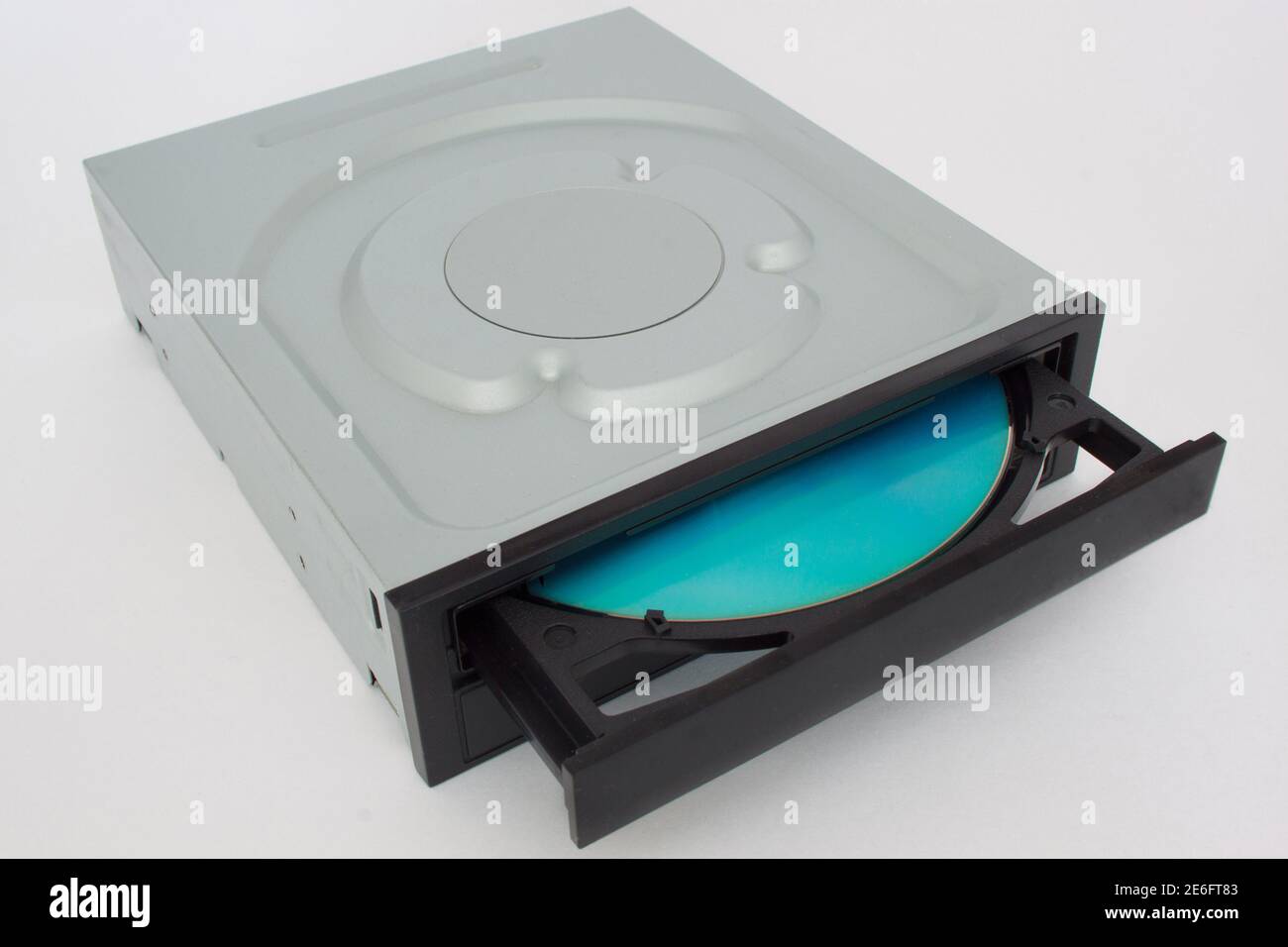 Unità CD - DVD aperta con coperchio nero e disco blu all'interno. Isolato su sfondo bianco. Foto Stock