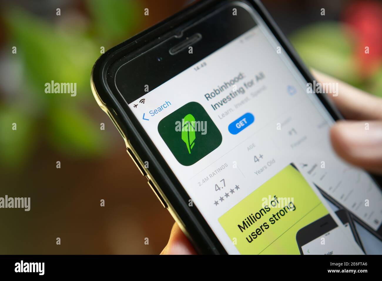 Bangkok, Thailandia - 29 gennaio 2021 : un utente iPhone che scarica Robinhood App, un'app di trading, dall'App Store. Foto Stock