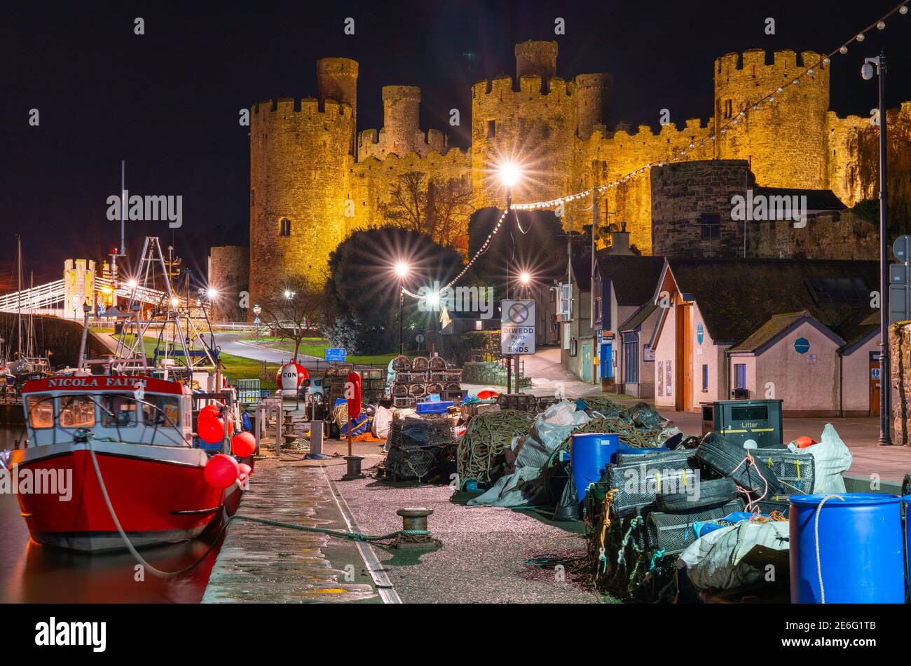 Nicola Faith Fishing Boat su Conwy Quay, con il castello di Conwy sullo sfondo. Immagine del 24 novembre 2019. Foto Stock