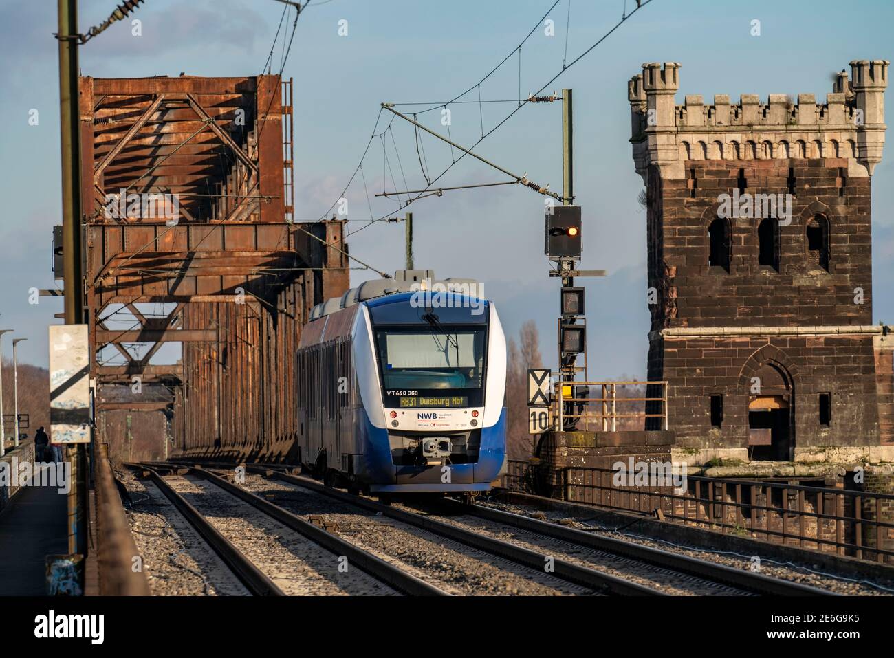 Il treno regionale sul ponte ferroviario Duisburg-Hochfeld tra i distretti di Rheinhausen e Hochfeld, sul fiume Reno, a Duisburg, collega Foto Stock