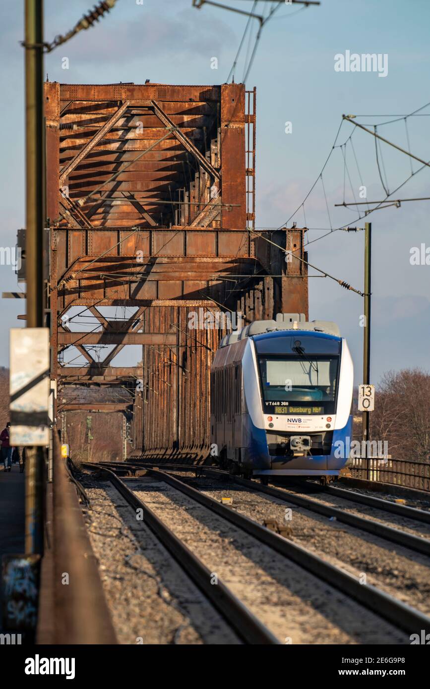 Il treno regionale sul ponte ferroviario Duisburg-Hochfeld tra i distretti di Rheinhausen e Hochfeld, sul fiume Reno, a Duisburg, collega Foto Stock