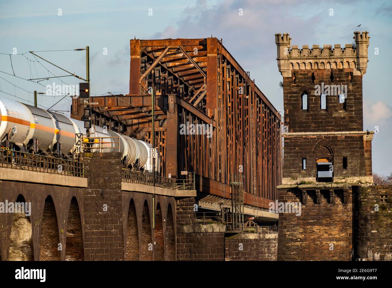 Il treno regionale sul ponte ferroviario Duisburg-Hochfeld tra i distretti di Rheinhausen e Hochfeld, sul fiume Reno, a Duisburg, collega Foto Stock