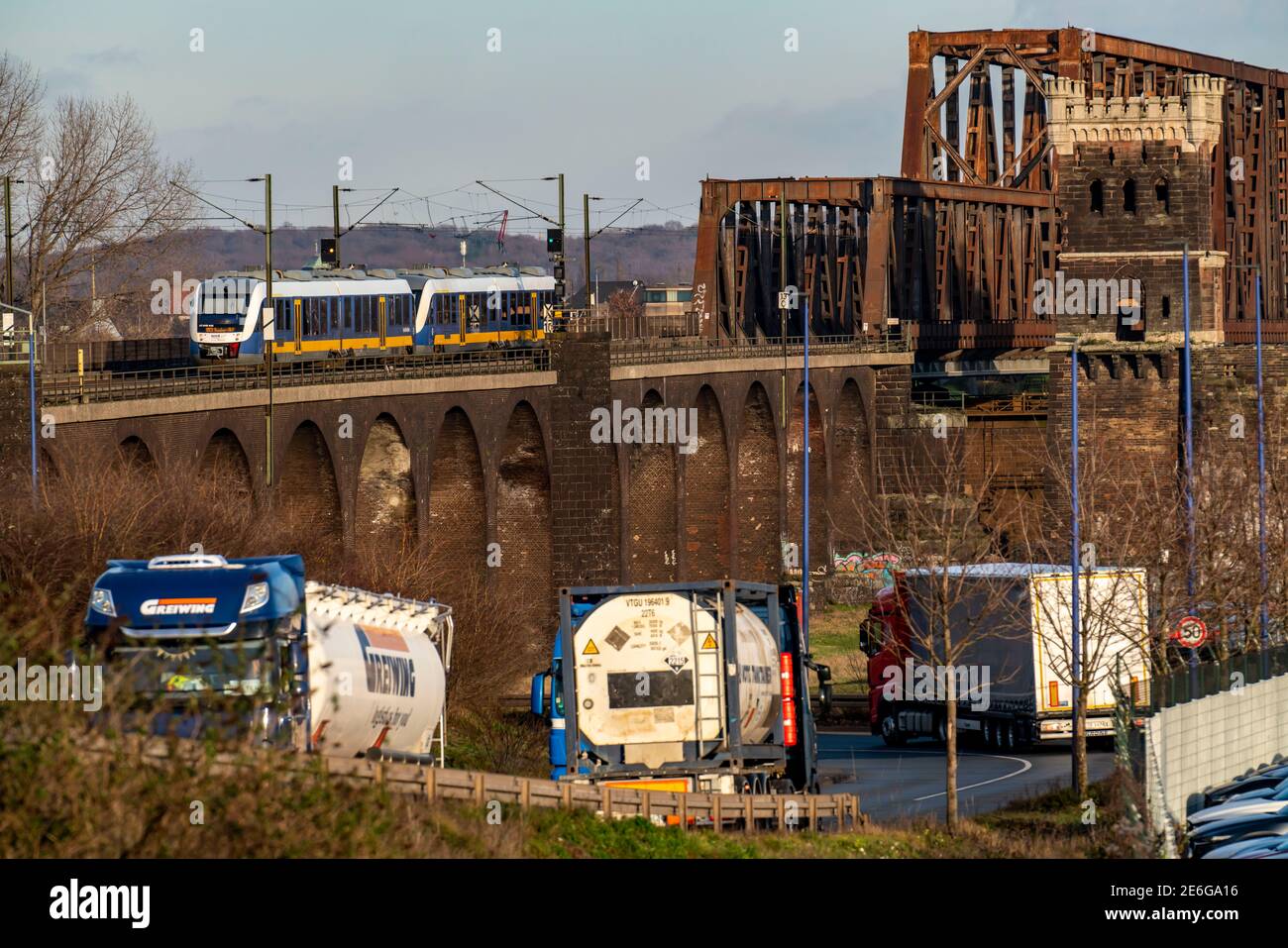 Il treno regionale sul ponte ferroviario Duisburg-Hochfeld tra i distretti di Rheinhausen e Hochfeld, sul fiume Reno, a Duisburg, collega Foto Stock