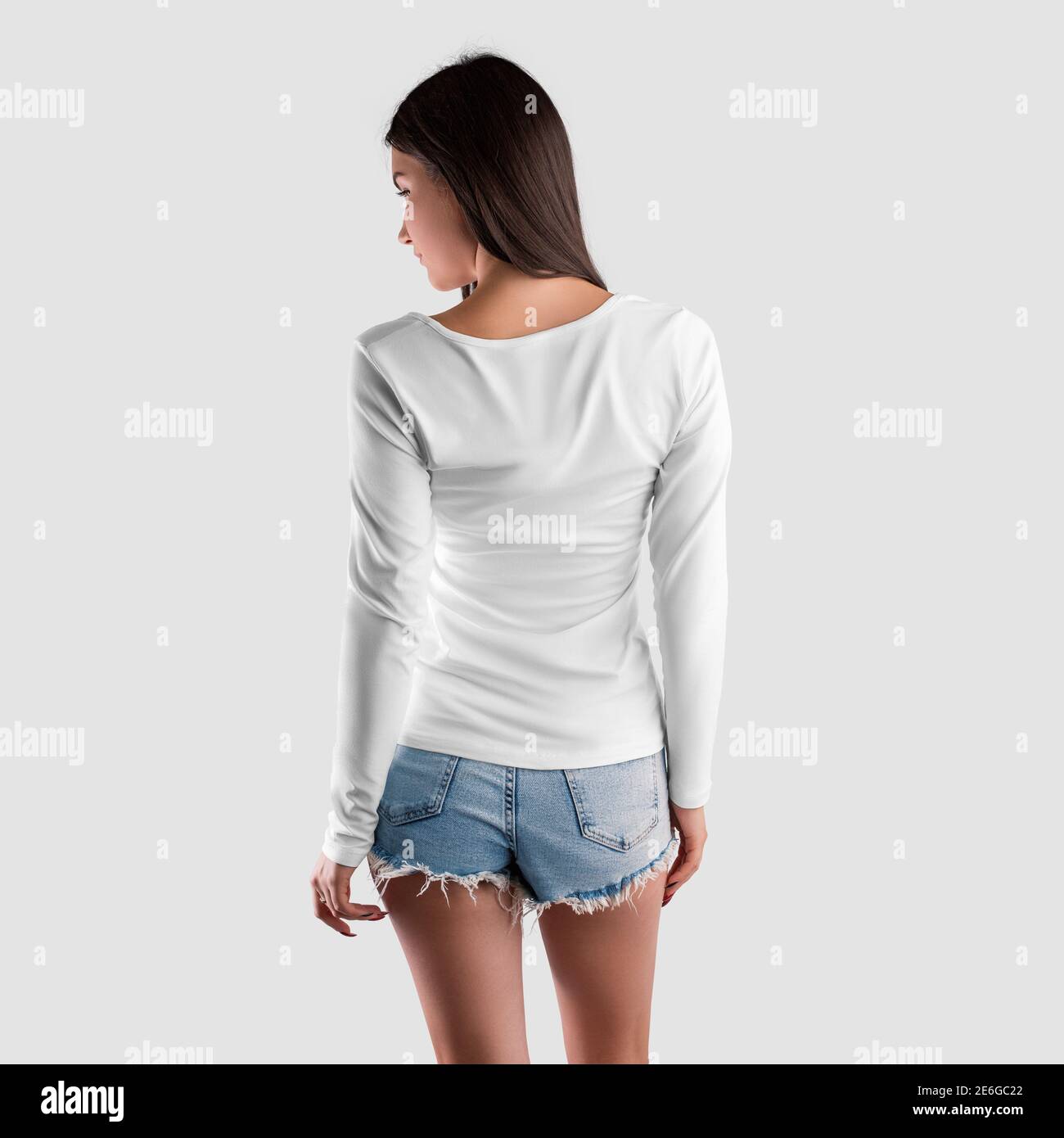 Modello di abiti bianchi eleganti con maniche lunghe su una ragazza  giovane, vista posteriore, per la presentazione di design, logo. Mockup di  felpa alla moda, pu Foto stock - Alamy