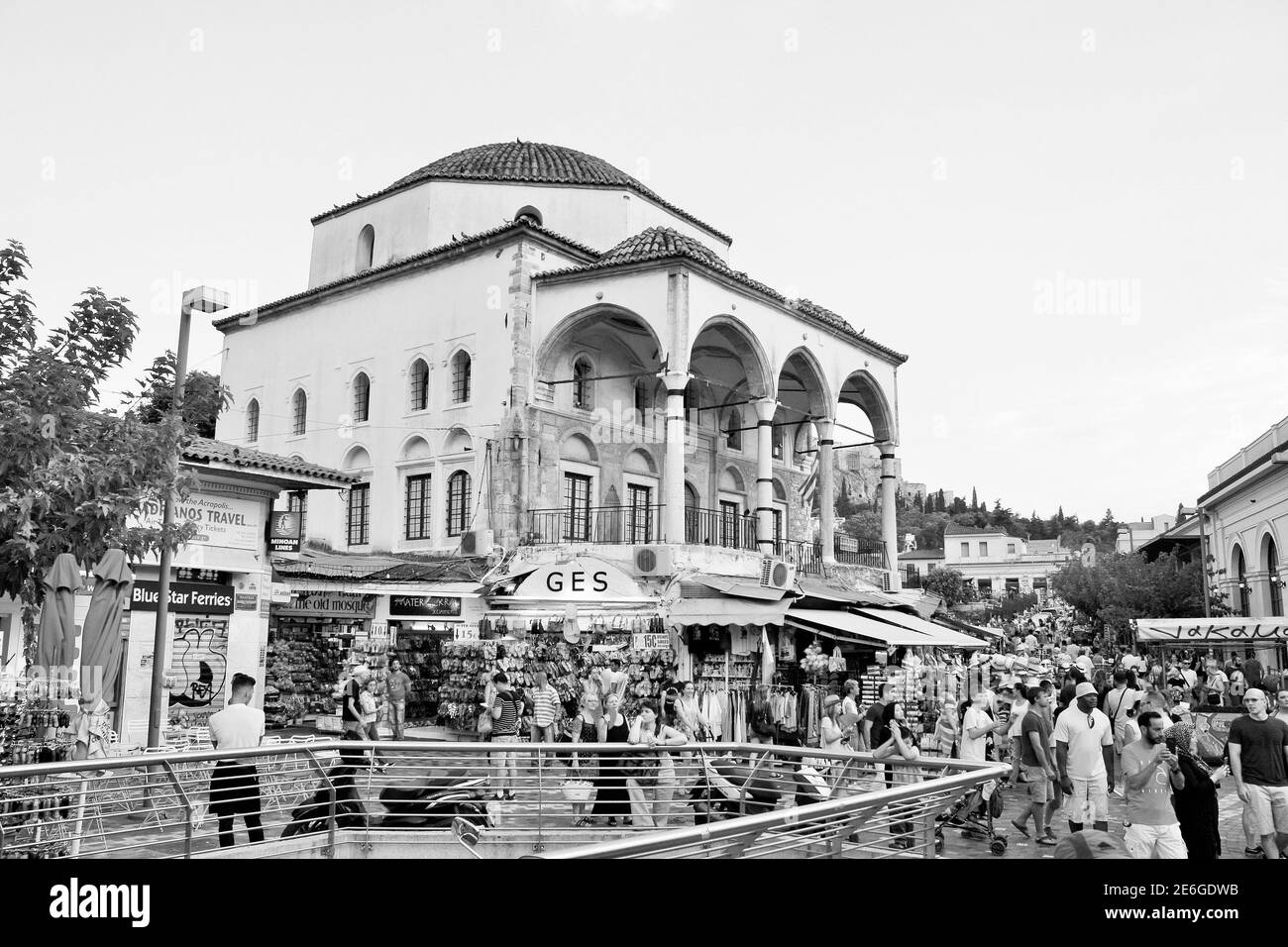 Monastiraki - un quartiere del mercato delle pulci nel centro storico di Atene, Grecia, ed è uno dei principali quartieri dello shopping di Atene. Foto Stock