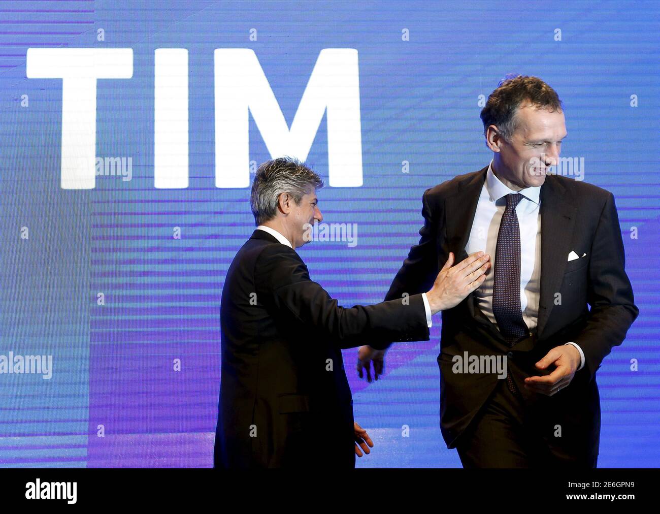 Marco Patuano (L), CEO di Telecom Italia, gesti accanto al presidente  Giuseppe Recchi durante il lancio