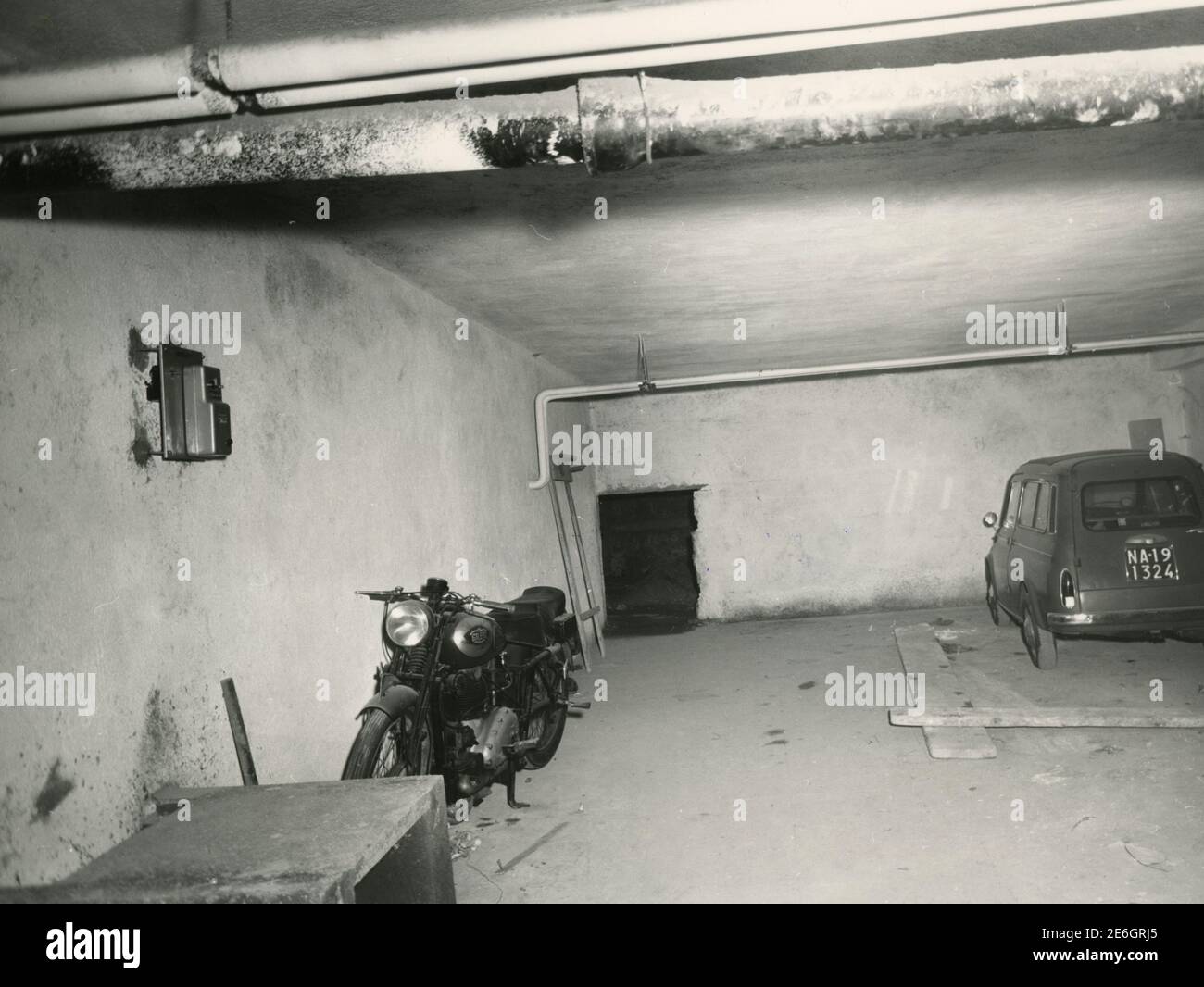 Garage con vecchia moto e vecchia auto, Italia anni '80 Foto Stock Garage con vecchia moto e vecchia auto, Italia anni '80 Foto Stock