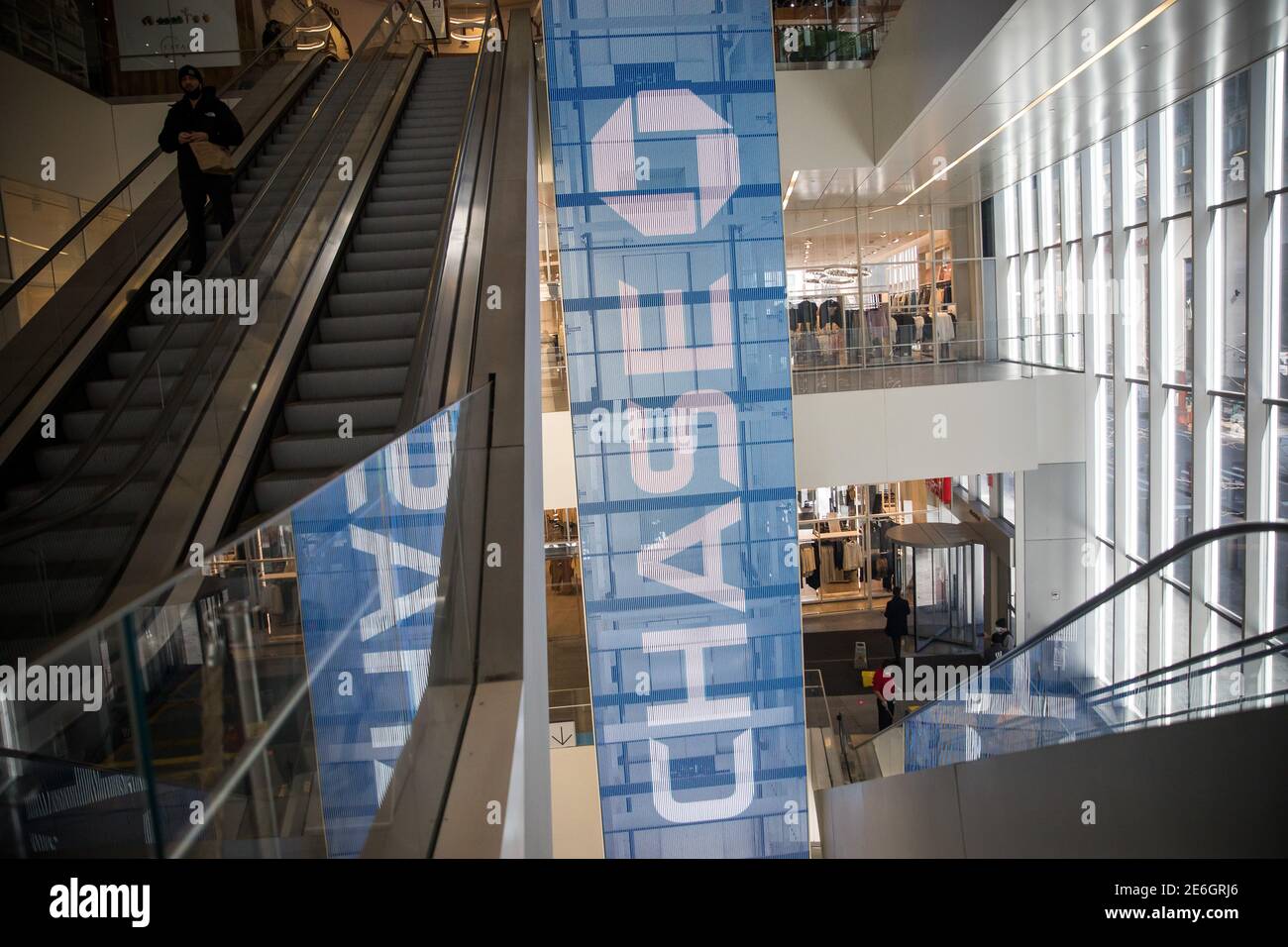 (210129) -- NEW YORK, 29 gennaio 2021 (Xinhua) -- Foto scattata il 28 gennaio 2021 mostra una vista interna del Westfield World Trade Center a New York, Stati Uniti. L'economia degli Stati Uniti ha contratto il 3.5 per cento nel 2020 tra COVID-19 fallout, il più grande declino annuale del prodotto interno lordo degli Stati Uniti (PIL) dal 1946, secondo i dati rilasciati dal Dipartimento del Commercio degli Stati Uniti il Giovedi. I dati hanno anche dimostrato che l'economia statunitense è cresciuta a un tasso annuo del 4% nel quarto trimestre del 2020 in un aumento dei casi COVID-19, più lento del 33.4% nel trimestre precedente. (Foto di Michael Na Foto Stock