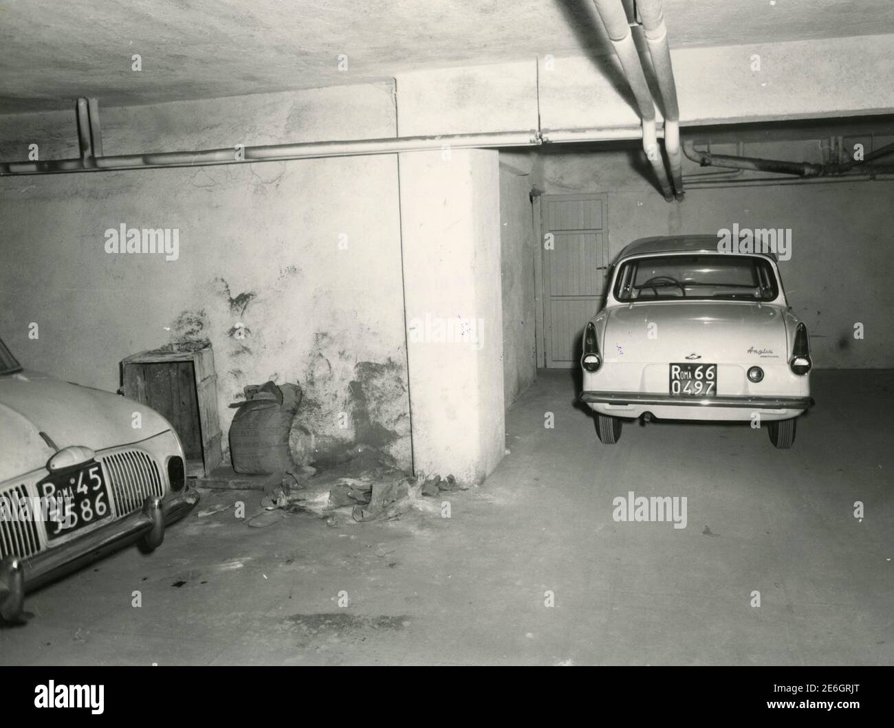 Garage con auto vecchie, Italia anni '80 Foto Stock