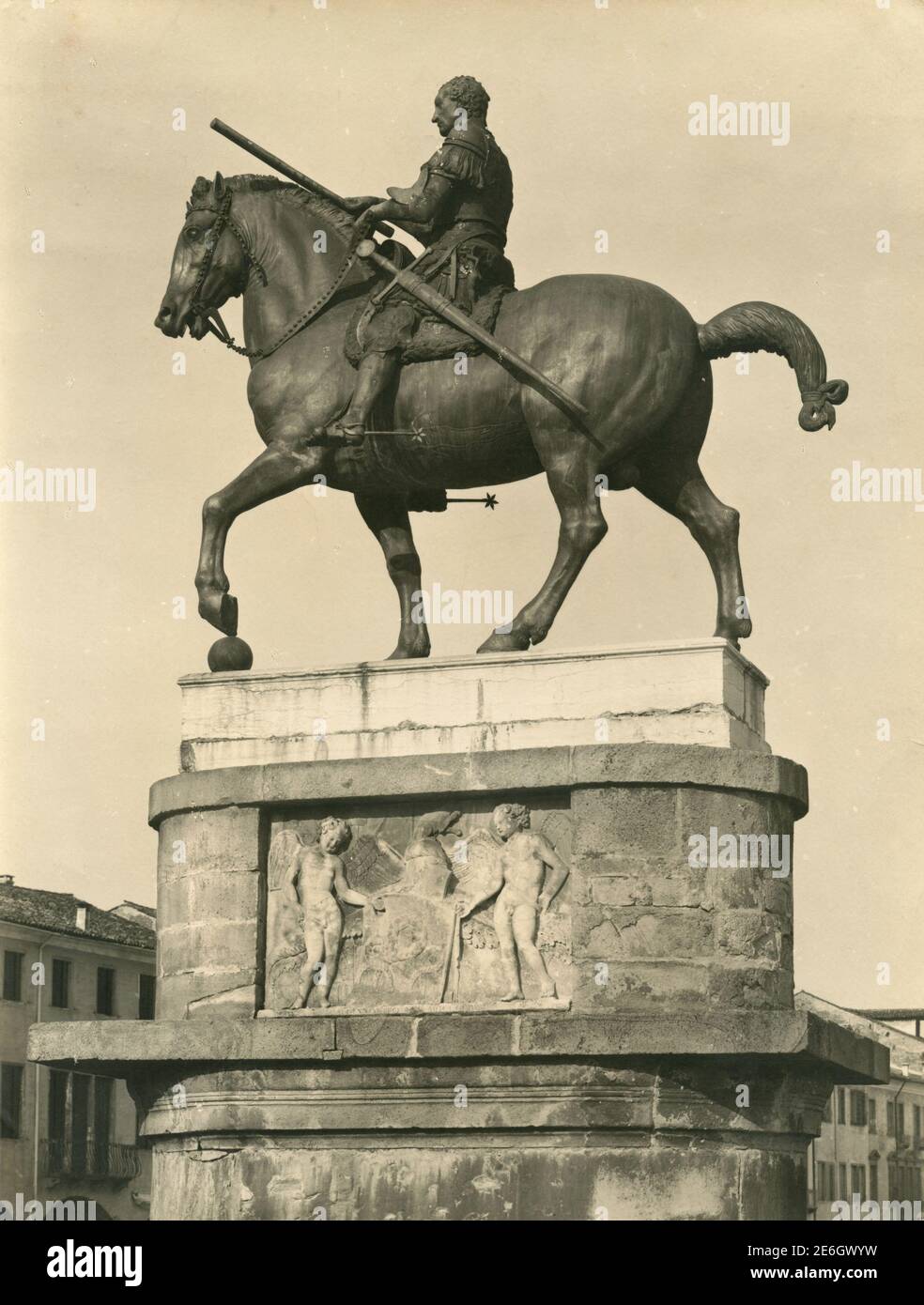 Statua equestre al generale Gattamelata dell'artista italiano Donatello, Padova, Italia anni '30 Foto Stock