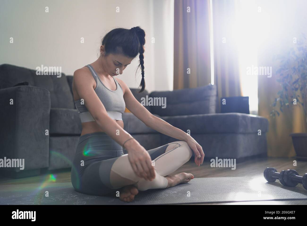 Donna tranquilla e serena in profonda meditazione a casa Foto Stock