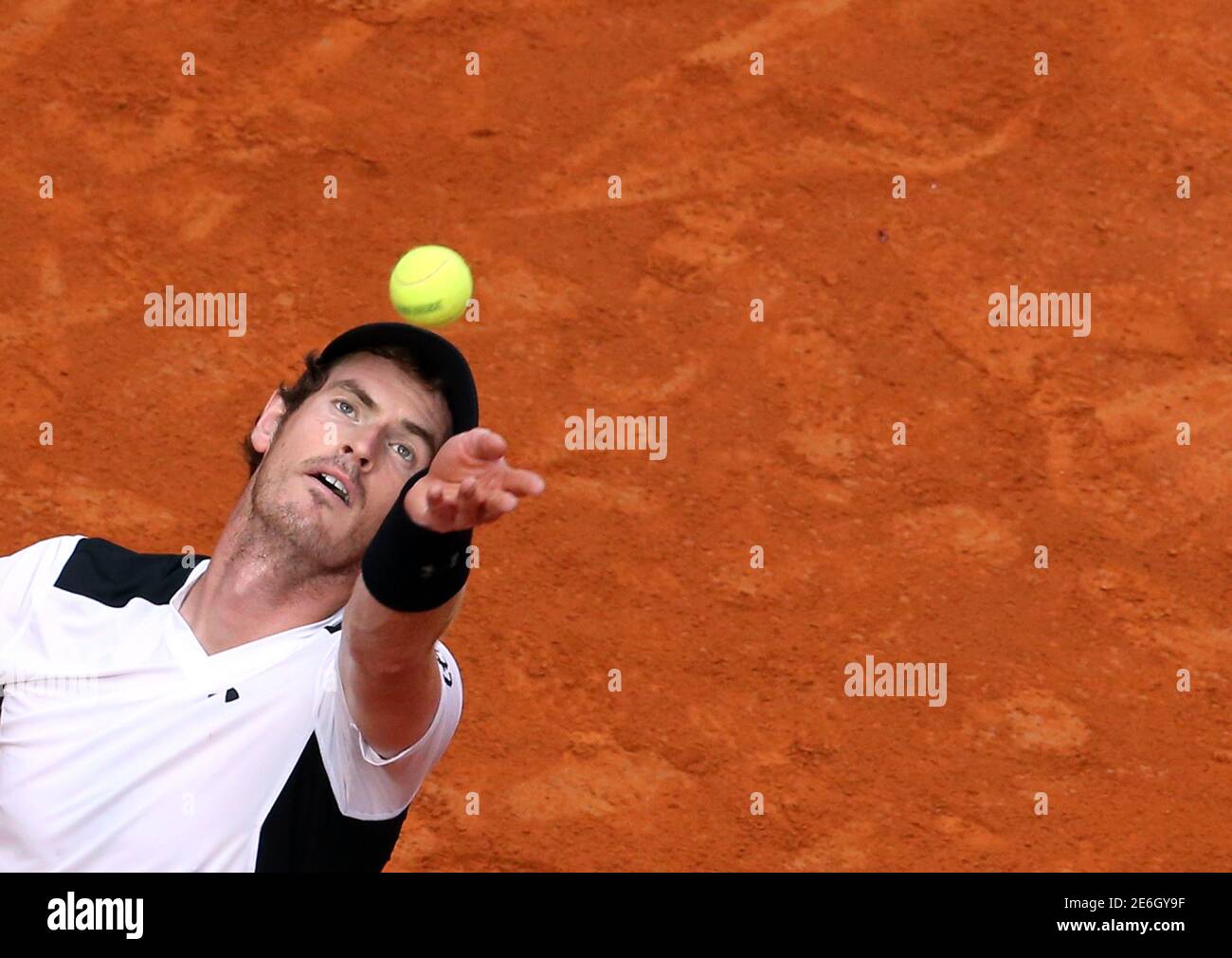 Tennis - Italy Open Men's Singles Final match - Novak Djokovic of Serbia v Andy Murray of Britain - Roma, Italia - 15/5/16 Murray serves. REUTERS/Alessandro Bianchi Foto Stock