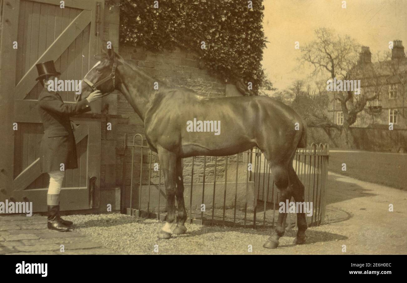 Uomo con cappello che tiene un cavallo, 1890 s. Foto Stock