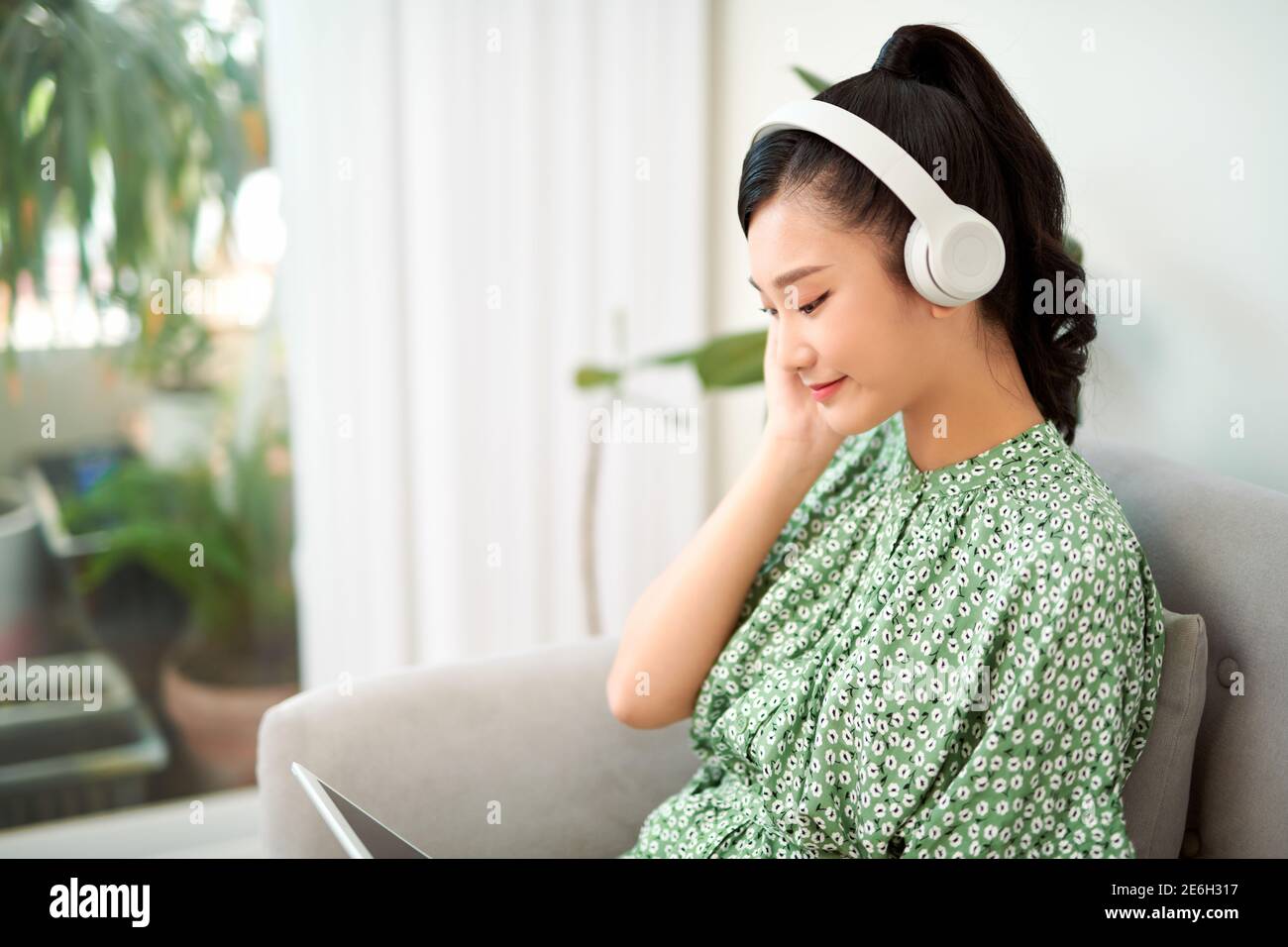 Donna ascoltare musica su tablet pc Foto Stock