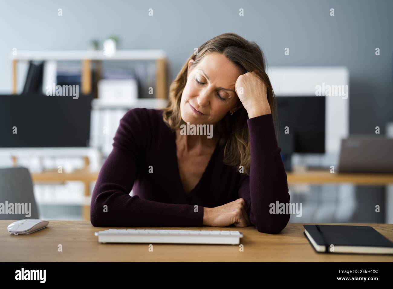 Donna casual con mal di testa in videoconferenza Foto Stock