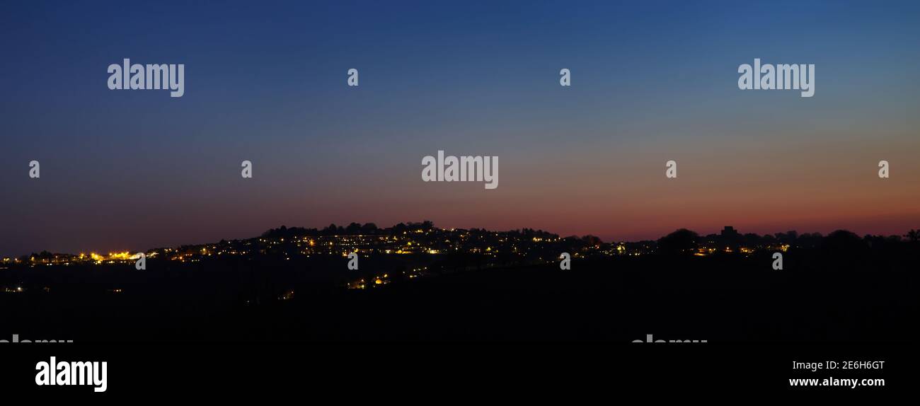 Skyline serale panoramico della città di Launceston, Cornovaglia, Regno Unito Foto Stock