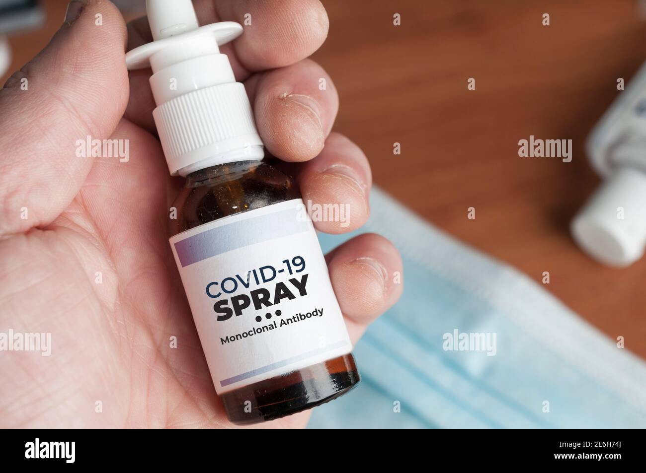 Man Hold un flacone di covid-19 spray realizzato con monoclonale anticorpi Foto Stock