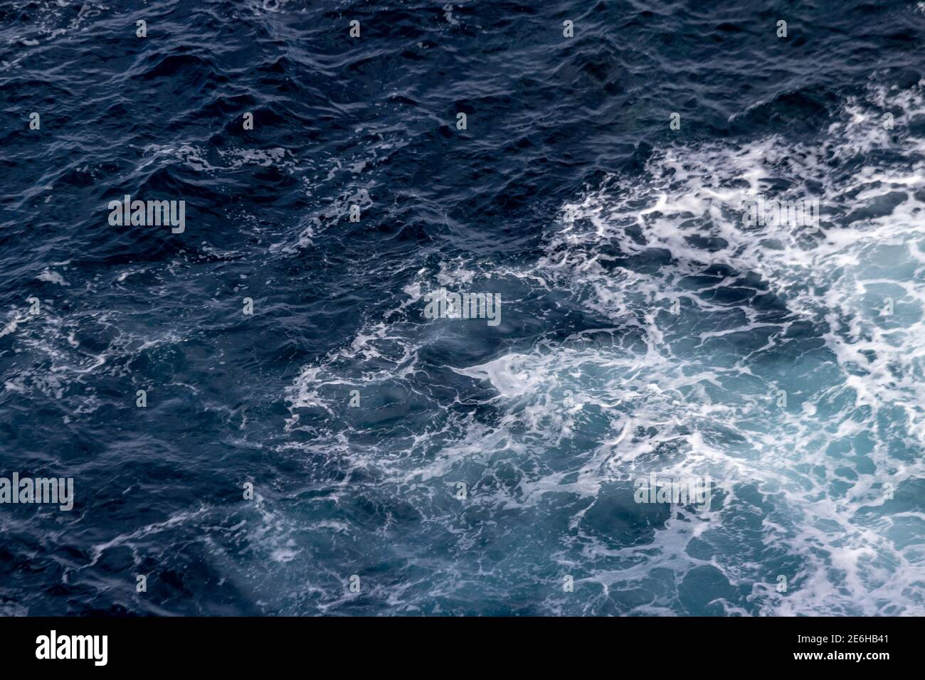 Oceano visto dall'alto, vicino, onde, modello forte e potente. Foto Stock