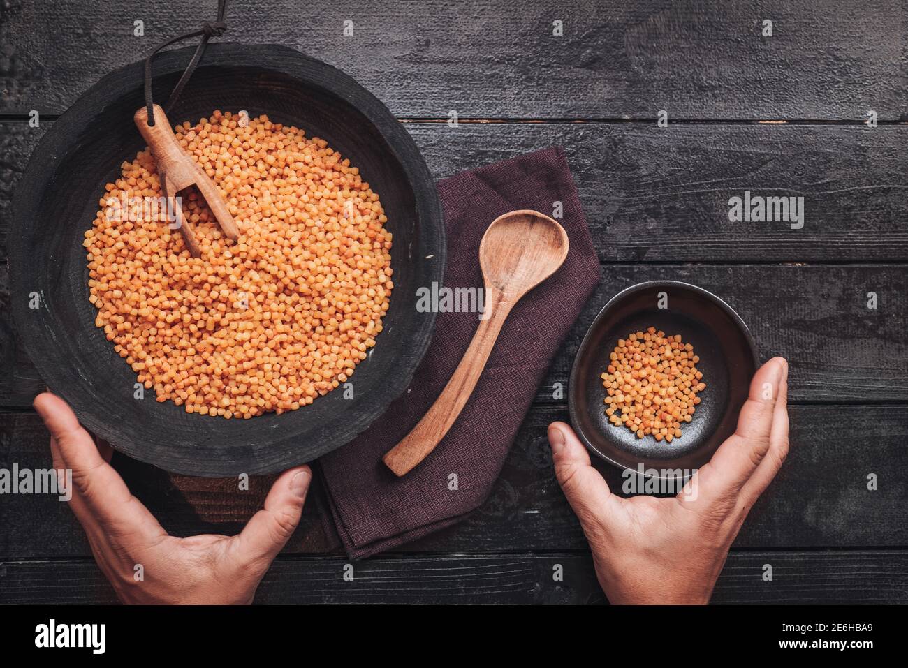 Fregola sarda, pasta tradizionale sarda, simile al cous cous Foto Stock