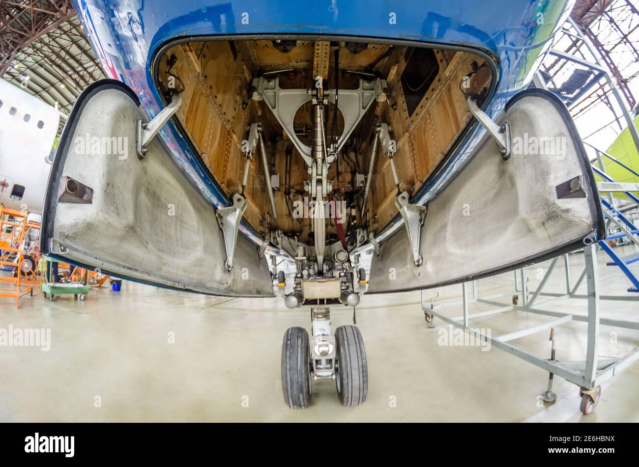 Vista anteriore del carrello di atterraggio dell'apertura dell'anta del telaio, dell'interno del meccanismo e di molte parti dell'aeromobile Foto Stock