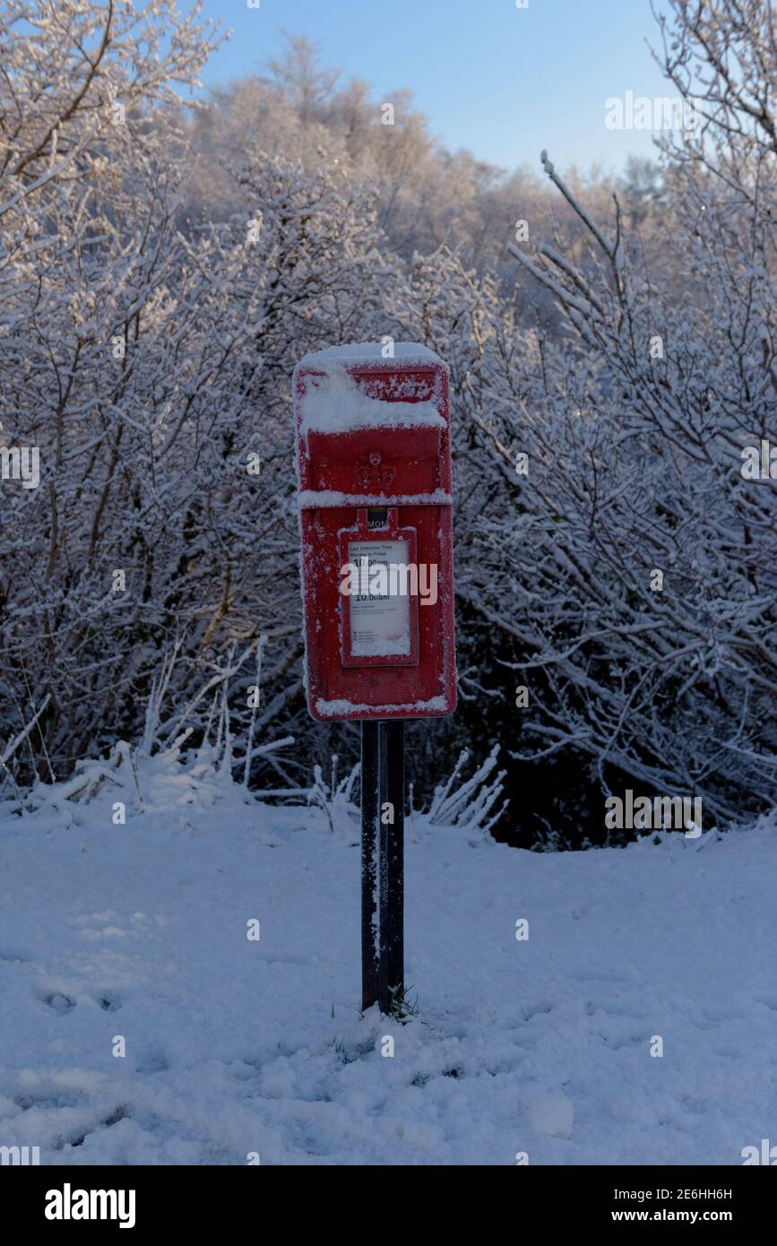 Red Post Box nella neve Foto Stock