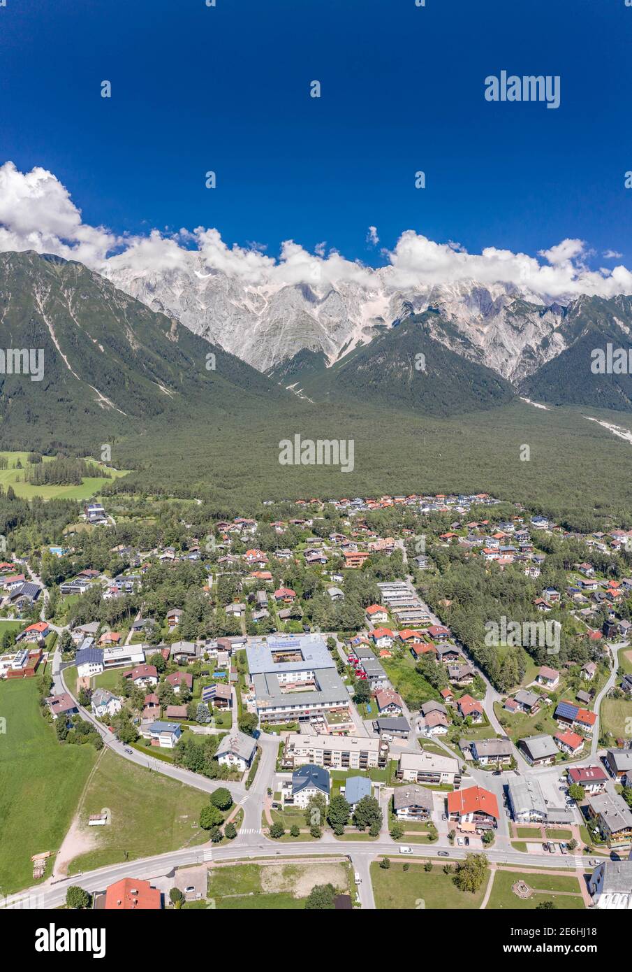 Veduta aerea del drone della catena montuosa di mieming nella valle di Obermieming Villaggio in Tirolo Austria Foto Stock