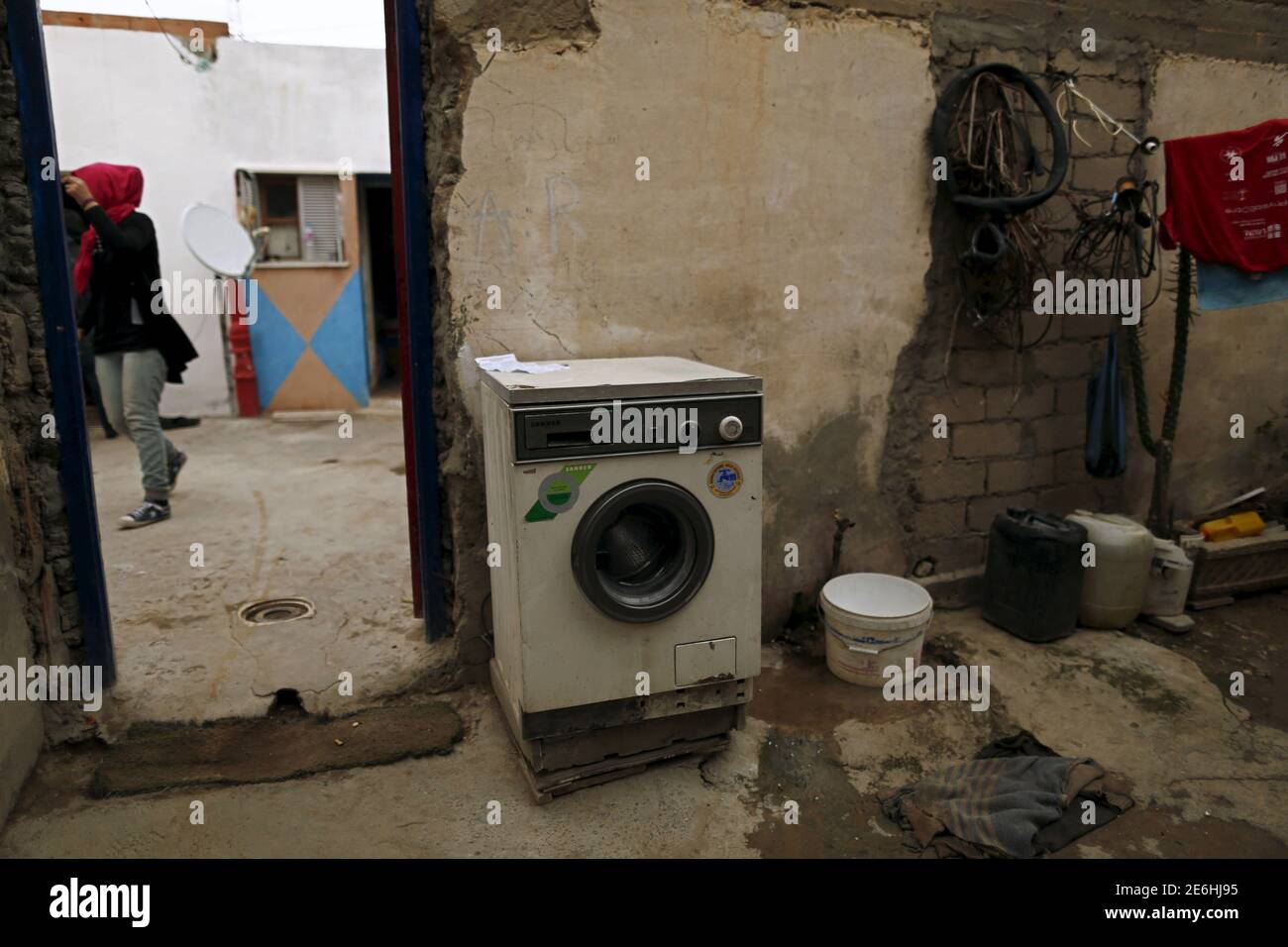 Una vecchia lavatrice si trova in un cortile della casa, nel quartiere  povero di Zhor a Kasserine, dove i giovani hanno dimostrato di lavorare  dalla scorsa settimana, il 28 gennaio 2016. REUTERS/Zohra