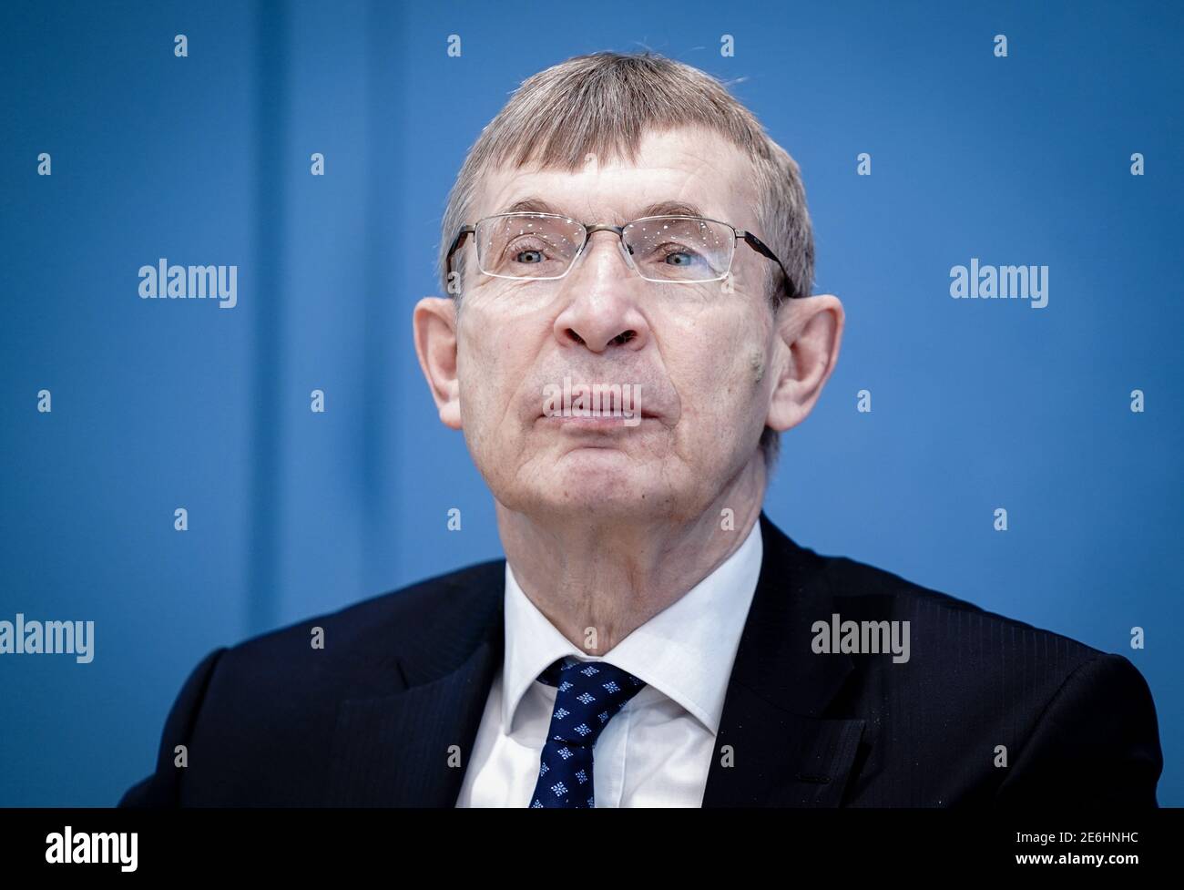 Berlino, Germania. 29 gennaio 2021. Klaus Cichutek, presidente dell'Istituto Paul Ehrlich (PEI), tiene una conferenza stampa sulla situazione attuale della pandemia di Corona alla Conferenza stampa federale. Credit: Kay Nietfeld/dpa/Alamy Live News Foto Stock