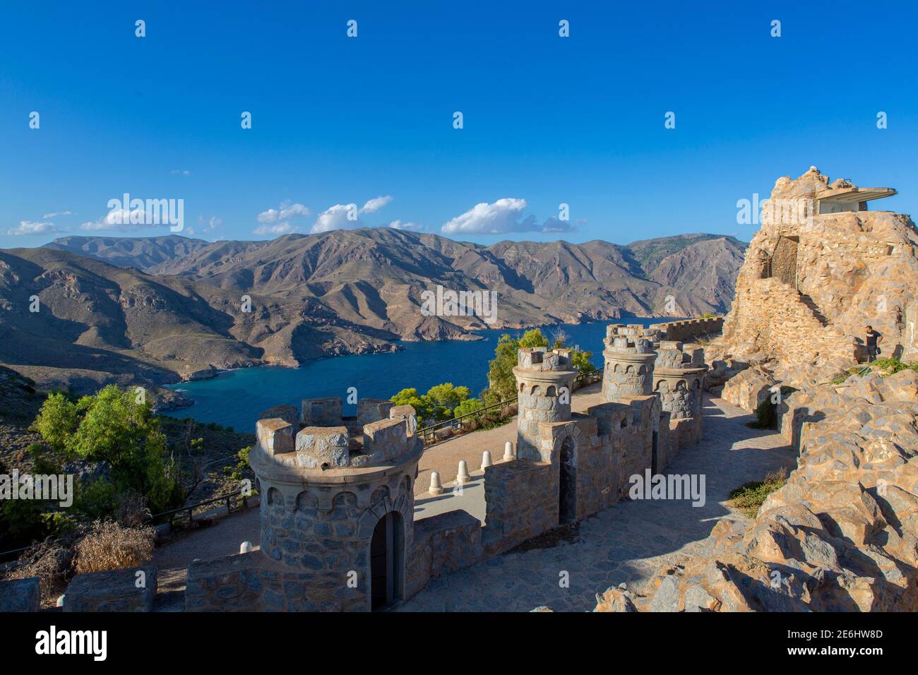 Vista dall'interno della fortezza con le sue torri situate nella città spagnola di Cartagena che protegge l'ingresso dal mare. Foto Stock