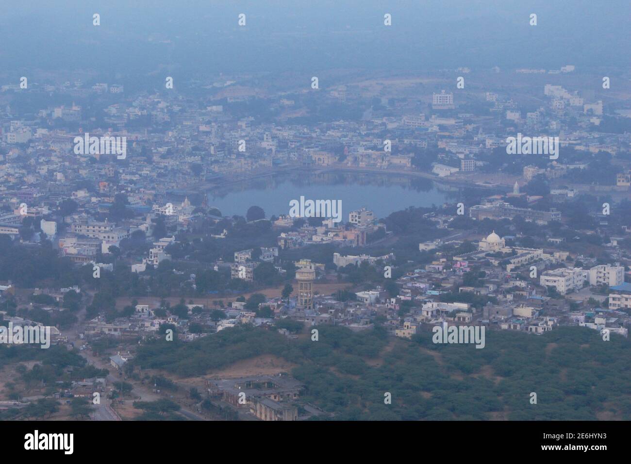 Pushkar lago e vista della città dalle colline di Ratnagiri, Pushkar, Ajmer, Rajasthan, India. Foto Stock