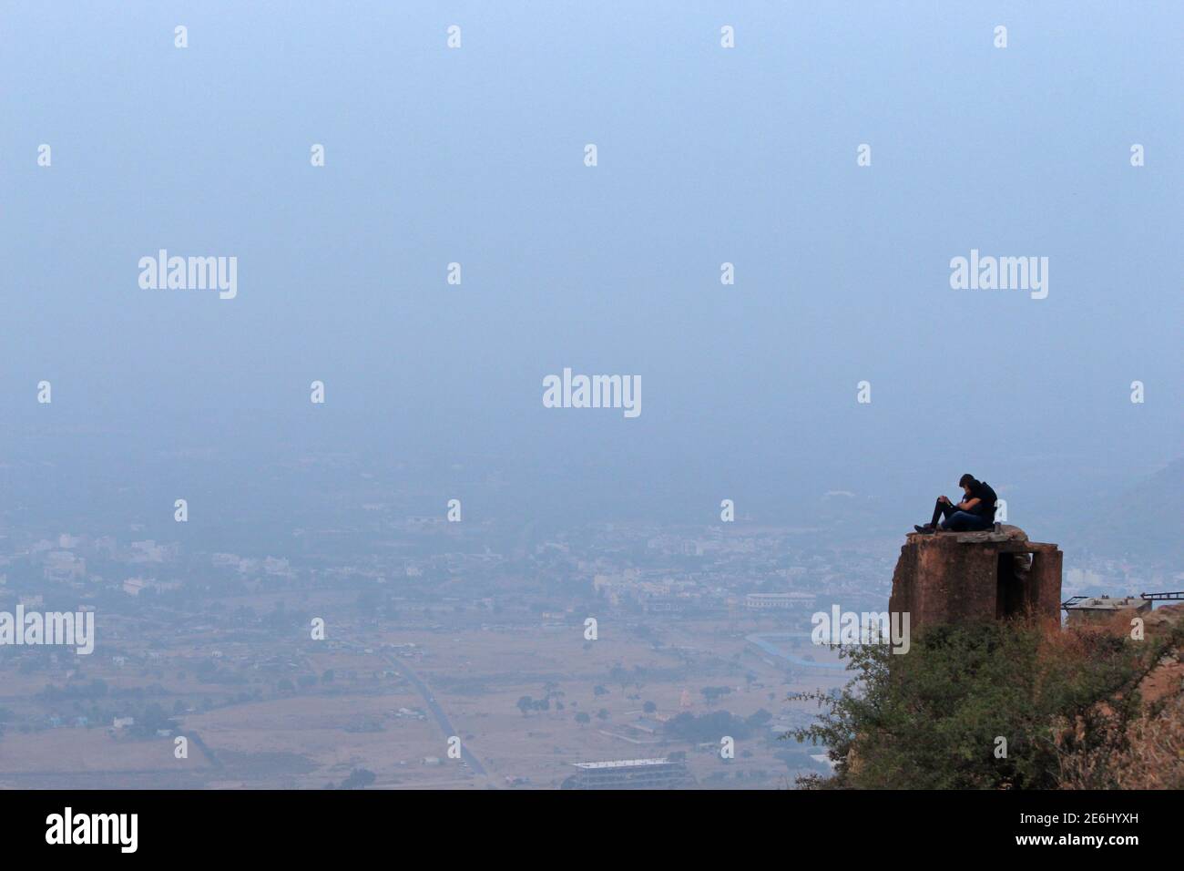 Vista della coppia seduta sulla roccia dalle colline di Ratnagiri. Pushkar, Rajasthan, India. Foto Stock