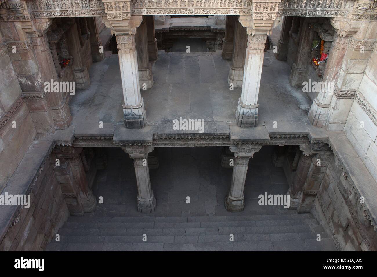 Vista interna di Adalaj Ni Vav (Stepwell), o Rudabai Stepwell. Costruito nel 1498 e profondo cinque piani. Adalaj, Gujarat, India Foto Stock