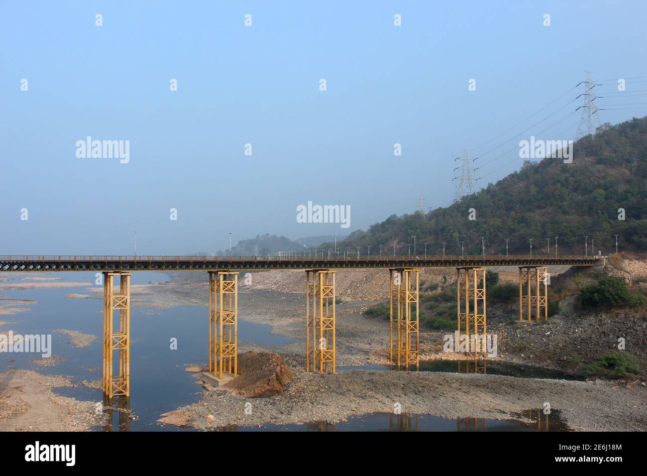 Ponte sul fiume Narmada vicino alla Statua dell'unità, Narmada, Gujarat, India Foto Stock