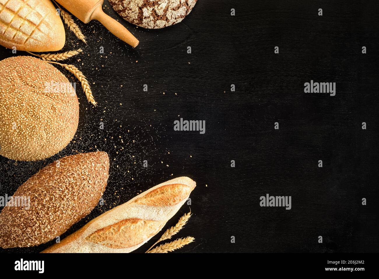 Diversi tipi di pane su sfondo nero. Vista dall'alto. Foto Stock