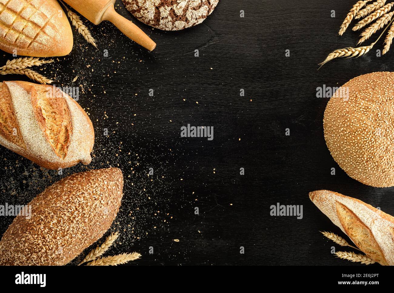 Diversi tipi di pane su sfondo nero. Vista dall'alto. Foto Stock