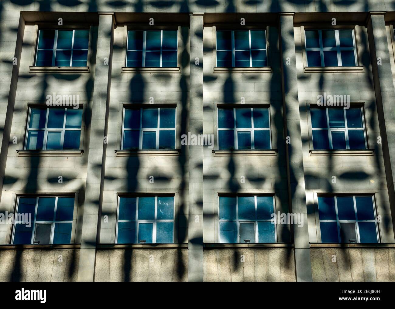 Ombre su edificio, ombre proiettate, schemi di luce, riflessi, riflessi, facciata dell'edificio, muro dell'edificio, pareti luminose e ombre Foto Stock
