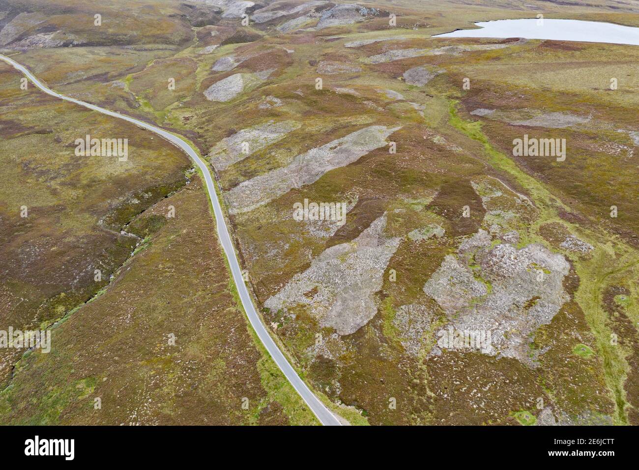 La collina della brughiera mostra patchwork delle zone bruciate per incoraggiare i giovani germogli di erica per il Grouse rosso sulla proprietà di tiro a Lochindorb, Speyside, Scotla Foto Stock