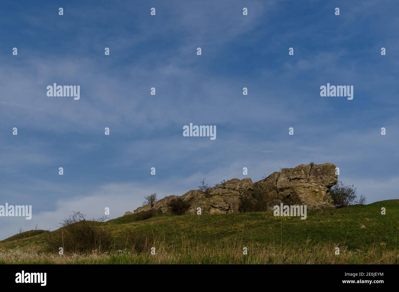 grande roccia in natura con cielo blu Foto Stock