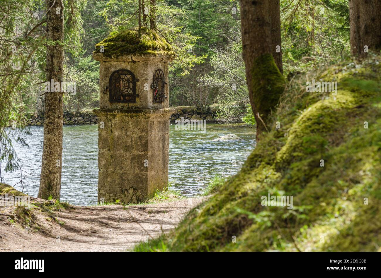 stock santo tra alberi al lago Foto Stock