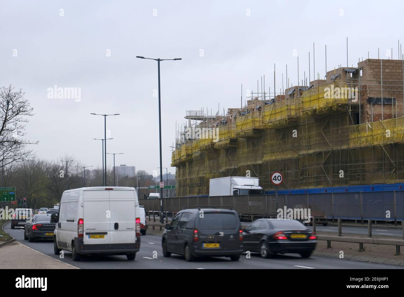 Traffico pesante sulla A406 North Circular Road a Beaufort Park, NW11, che mostra lo sviluppo di alloggi Beechwood Mews a Henlys Corner Foto Stock