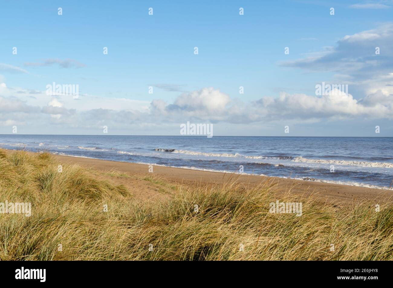Spiaggia estiva sulla costa del Lincolnshire Foto Stock