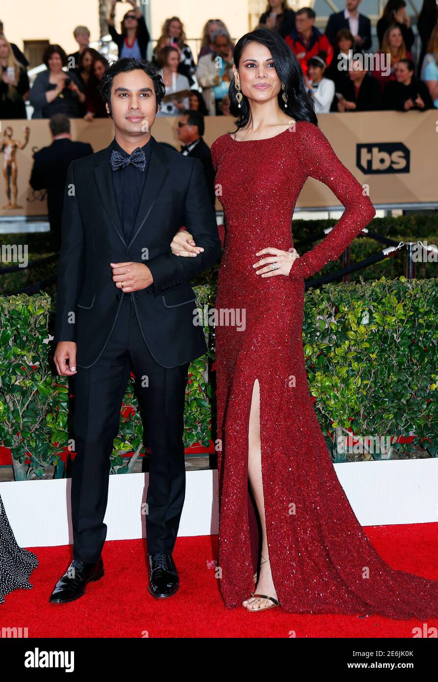 L'attore Kunal Nayyar della serie commedia 'The Big Bang Theory' e sua moglie Neha Kapur arrivano al 22° Screen Actors Guild Awards a Los Angeles, California, 30 gennaio 2016. REUTERS/Mike Blake Foto Stock