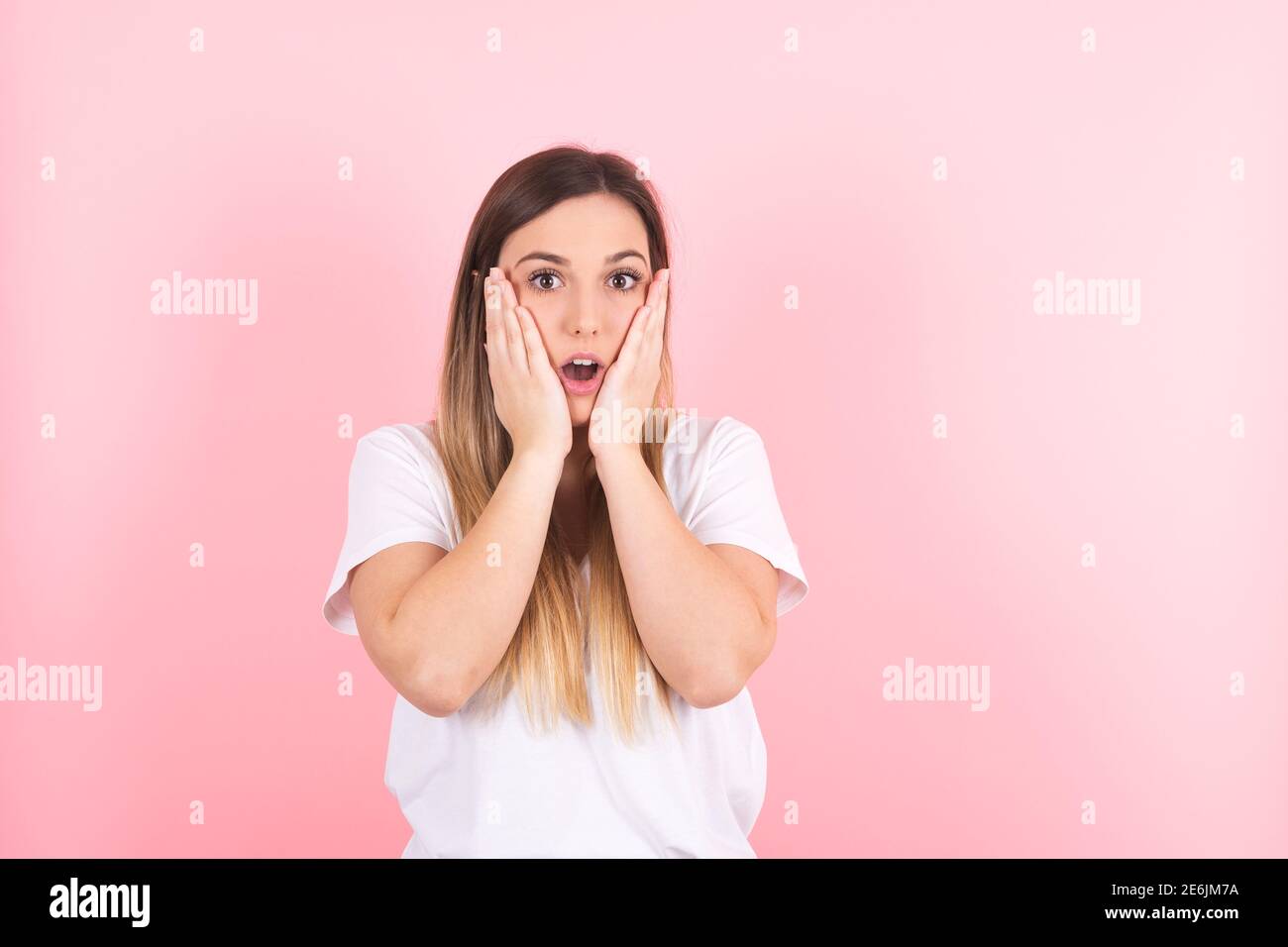 una giovane bionda sembra sorpresa e spaventato Foto Stock