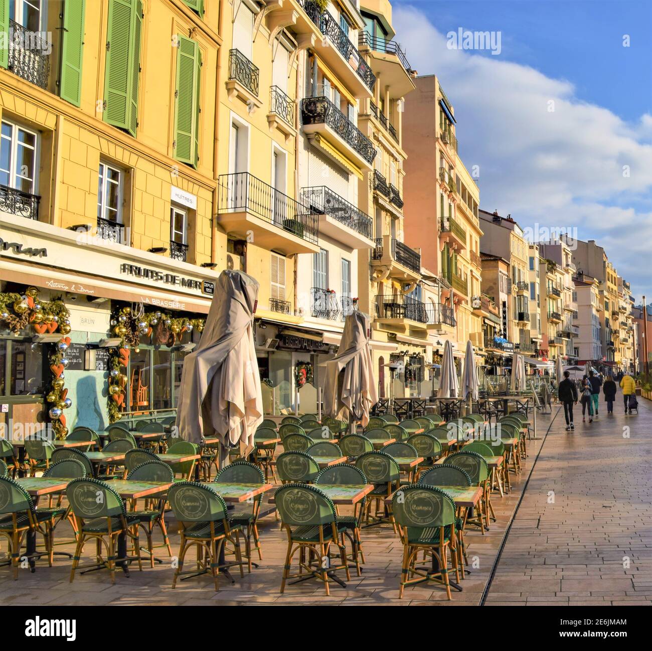 Tavoli vuoti in attesa di clienti in ristoranti e caffè a Cannes, nel sud della Francia. Foto Stock